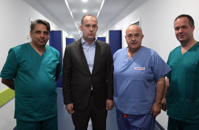 Uklonjeni tumori debelog creva bez otvaranja stomaka u KBC 